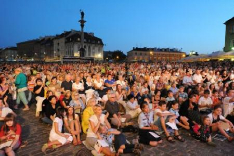 Koncert "Warszawiacy śpiewają (nie)zakazane piosenki" na Pl. Zamkowym. Fot. PAP/G. Jakubowski Koncert "Warszawiacy śpiewają (nie)zakazane piosenki" na Pl. Zamkowym. Fot. PAP/G. Jakubowski