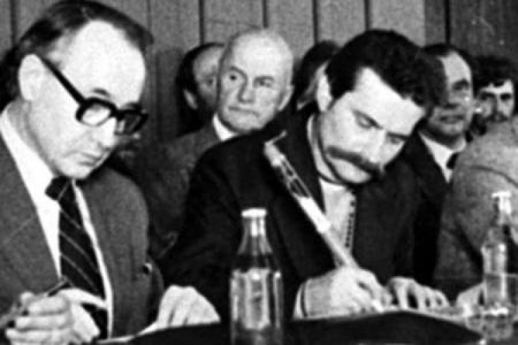 Mieczysław Jagielski i Lech Wałęsa. Stocznia Gdańska. 1980.08.31. Fot. PAP/CAF
