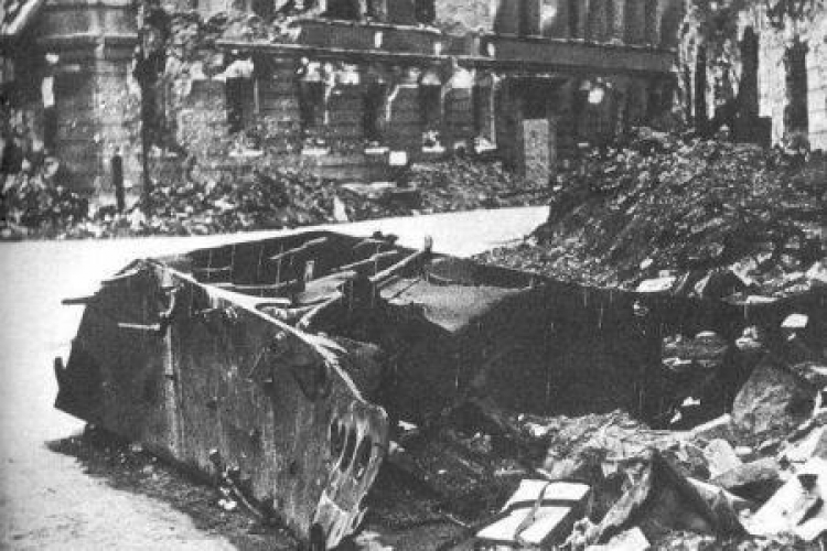Wrak pojazdu-miny na ulicy Kilińskiego, 13 sierpnia 1944. Fot. Wikimedia Commons