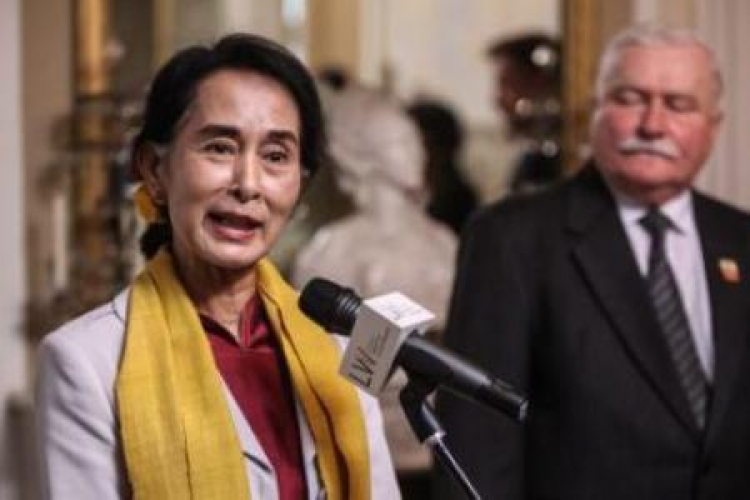 Laureatka pokojowej Nagrody Nobla Aung San Suu Kyi i były prezydent Lech Wałęsa. Fot. PAP/J. Kamiński