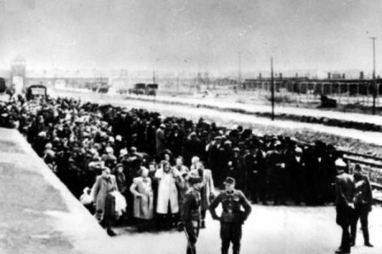 KL Auschwitz-Birkenau, więźniowie obozu na rampie. 1944 r. Fot. PAP/CAF