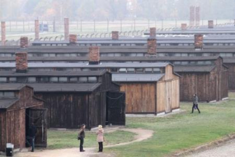 Drewniane baraki dawnego niemieckiego obozu KL Auschwitz II-Birkenau. Fot. PAP/J. Bednarczyk