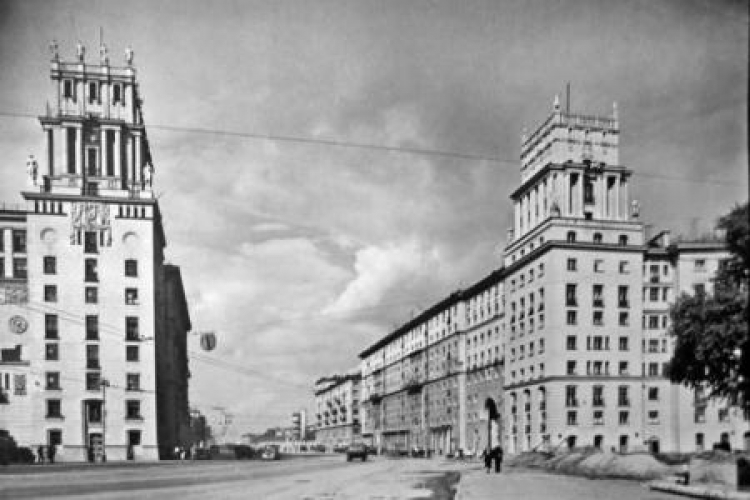 Leninskij prospekt w Moskwie – widok z pl. Gagarina – widoczne wieże pełnią rolę bram miasta. Fot. www.retrofoto.ru