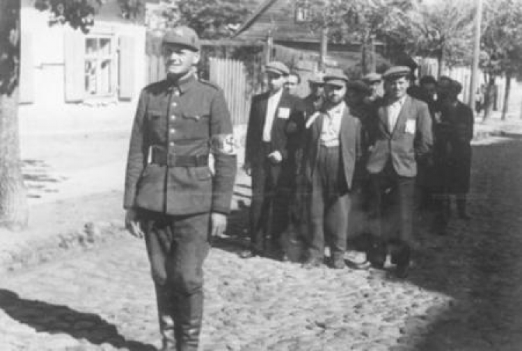 Litewski policjant prowadzący grupę żydowskich robotników. Wilno, 1941 r. Źródło: Wikimedia Commons. Fot. Bundesarchiv