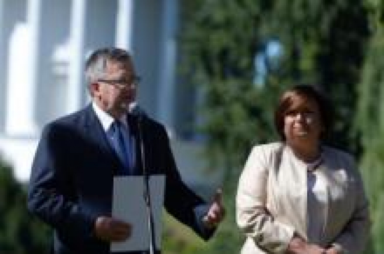 Prezydent Bronisław Komorowski oraz jego małżonka Anna Komorowska w Ogrodzie Saskim w Warszawie. Fot. PAP/J. Turczyk Prezydent Bronisław Komorowski oraz jego małżonka Anna Komorowska w Ogrodzie Saskim w Warszawie. Fot. PAP/J. Turczyk