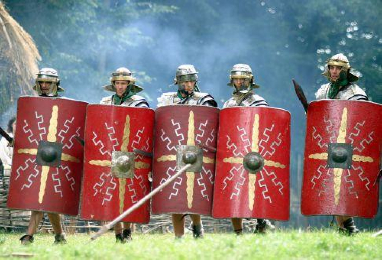 Rekonstrukcje historyczne - rzymscy legioniści na Dymarkach Świętokrzyskich. Fot. PAP/P. Polak