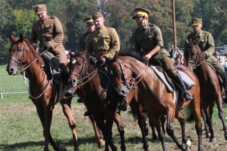 Ćwiczenia kawalerii na krakowskich Błoniach. Fot. PAP/J. Bednarczyk