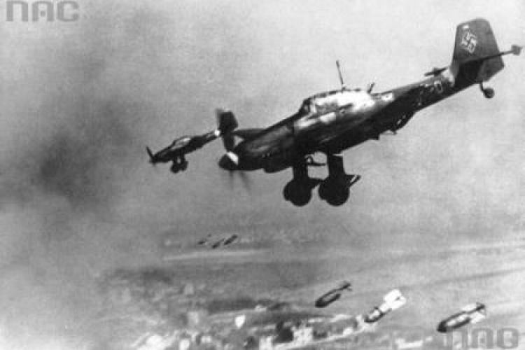 Bombowce niemieckie Junkers Ju-87 w szyku nurkującym. Fot. NAC