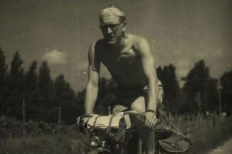 Andrzej Bobkowski na rowerze pod Bayonne we wrześniu 1946 r. /ze zbiorów IBL PAN/. Źródło: MHP