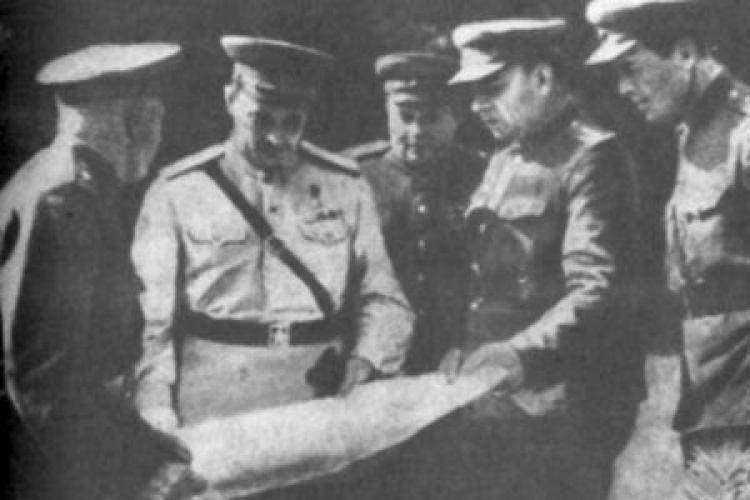 Gen. Iwan Czerniachowski (drugi z lewej) i gen. N. Kryłow (czwarty z lewej). Źródło: IPN