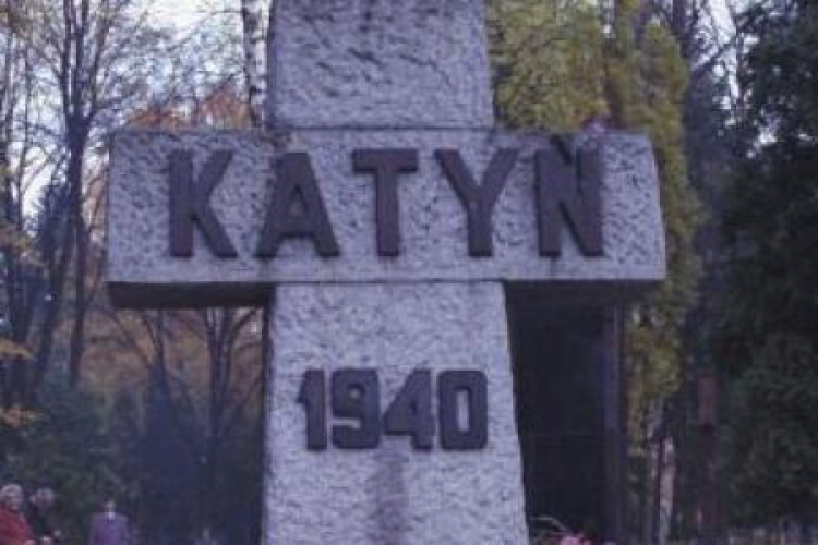 Krzyż Katyński na Cmentarzu Wojskowym na Powązkach. Fot. PAP/J. Mazur