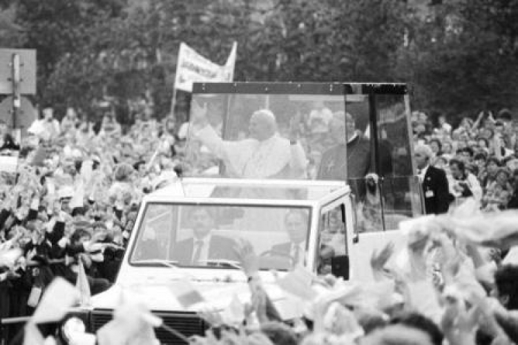 Pielgrzymka papieża Jana Pawła II do Polski. Gdynia 06.1987. Fot. PAP/CAF/J. Uklejewski