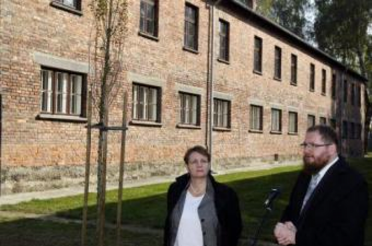 Dyrektor Muzeum Auschwitz-Birkenau Piotr Cywiński oraz wiceminister kultury Małgorzata Omilanowska. Fot. PAP/A. Grygiel