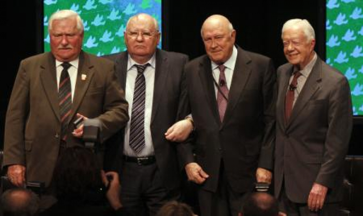 12. Szczyt Laureatów Nagrody Nobla. Lech Wałęsa, Michaił Gorbaczow, F.W. de Klerk i Jimmy Carter. Fot. PAP/EPA