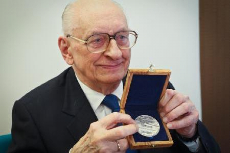 Władysław Bartoszewski przekazuje medal Sprawiedliwy Wśród Narodów Świata. Fot. PAP/R. Guz Władysław Bartoszewski przekazuje medal Sprawiedliwy Wśród Narodów Świata. Fot. PAP/R. Guz