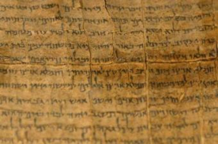 Zwój Izajasza, jedyny kompletny z kolekcji tzw. Zwojów znad Morza Martwego (Rękopisy z Qumran). Fot. PAP/EPA 