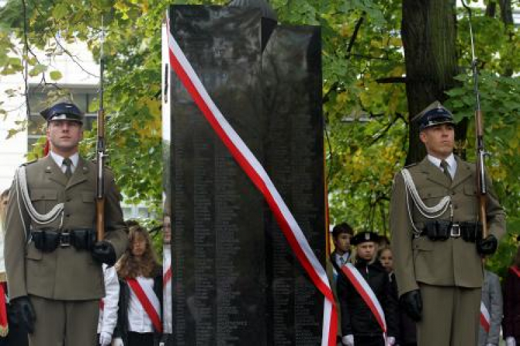 Uroczystość odsłonięcia Pomnika Cichociemnych Spadochroniarzy Armii Krajowej. Fot. PAP/R. Pietruszka