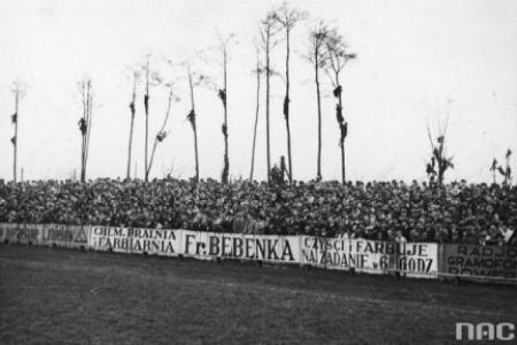 Kibice na drzewach wokół stadionu Cracovii. Kraków, lata 30. Fot. NAC