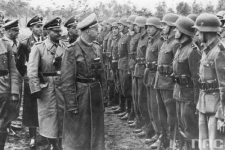 Reichsfuhrer Heinrich Himmler wizytuje 14. Dywizje Grenadierów Waffen SS "Galizien". 05.1943. Fot. NAC