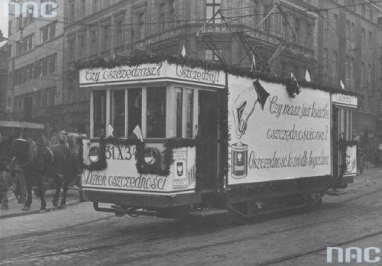  Dzień oszczędności w Katowicach. Tramwaj z afiszami propagandowymi. 1934 r. Fot. NAC