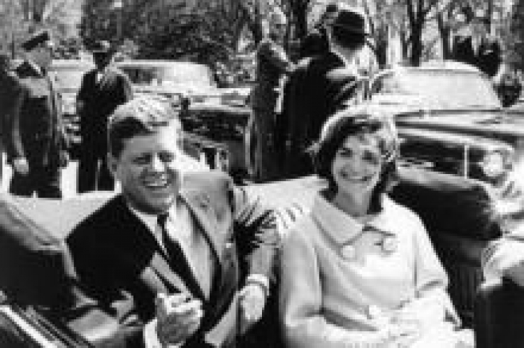 Prezydent USA John Kennedy z żoną Jacqueline. Fot. PAP/CAF