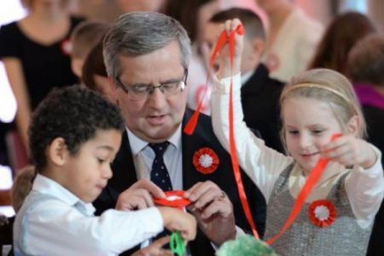 Prezydent Bronisław Komorowski przygotowuje razem z dziećmi kokardy narodowe. Fot. PAP/J. Turczyk Prezydent Bronisław Komorowski przygotowuje razem z dziećmi kokardy narodowe. Fot. PAP/J. Turczyk