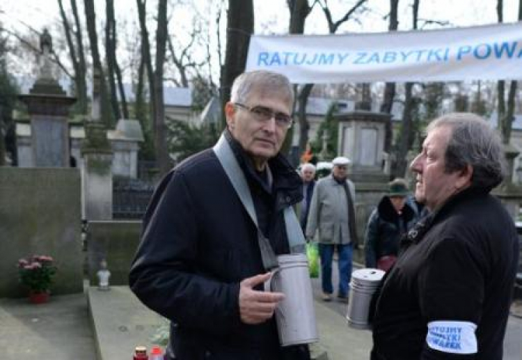 Olgierd Łukaszewicz i Mariusz Benoit w czasie kwesty na Powązkach. Fot. PAP/J. Turczyk