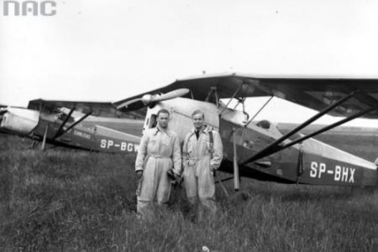 Lotnicy przy samolocie RWD. Kraków, czerwiec 1939 r. Fot. NAC