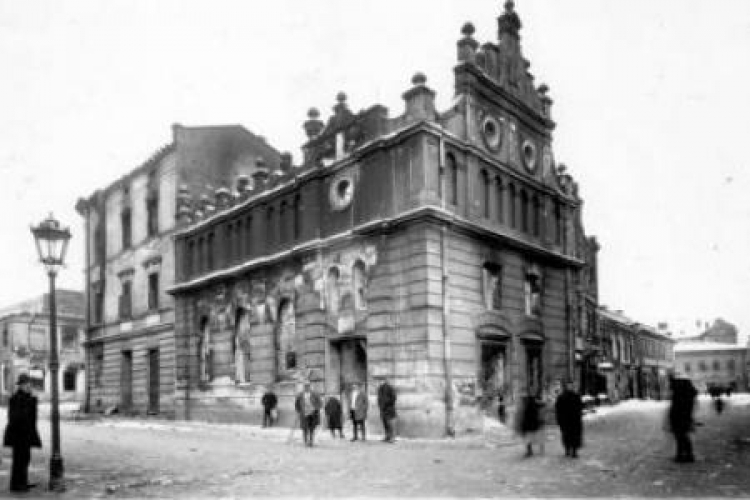 Spalona synagoga we Lwowie. Listopad 1918 r. Fot. Wikimedia Commons
