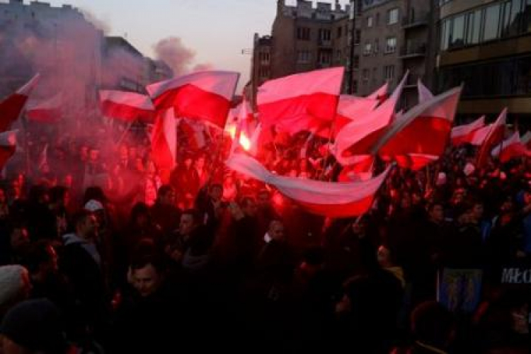 Uczestnicy Marszu Niepodległości idą ulicą Marszałkowską w Warszawie. Fot. PAP/T. Gzell