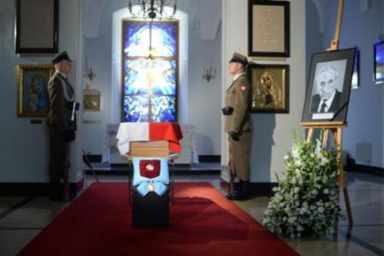 Trumna z ciałem Tadeusza Mazowieckiego wystawiona w Pałacu Prezydenckim. Fot. PAP/J. Turczyk