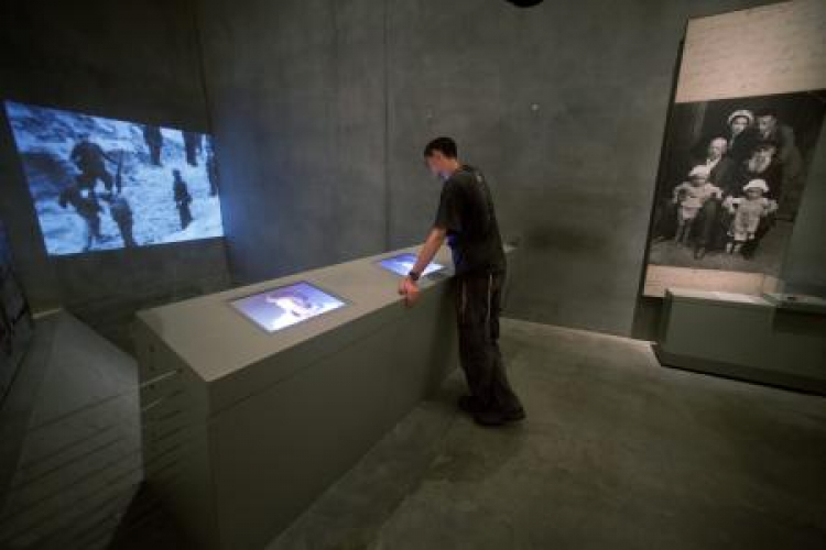 Fragment ekspozycji w Yad Vashem poświęcony masowych egezkucji Żydów w Ponarach. Fot. PAP/EPA