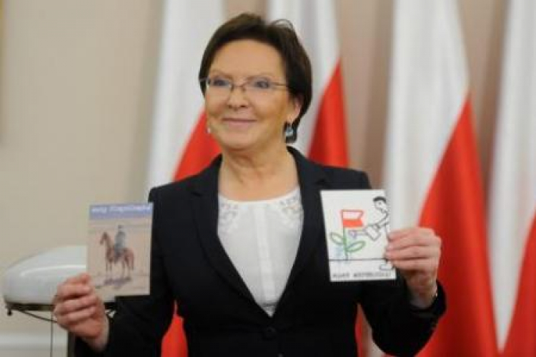 Ewa Kopacz prezentuje kartki z życzeniami z okazji Święta Niepodległości. Fot. PAP/B.Zborowski