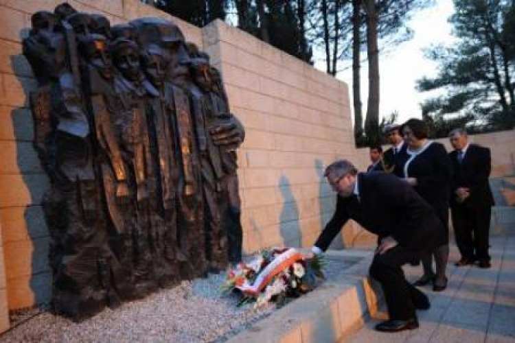 Prezydent składa kwiaty pod pomnikiem Janusza Korczaka w Instytucie Yad Vashem. Fot. PAP/J. Turczyk
