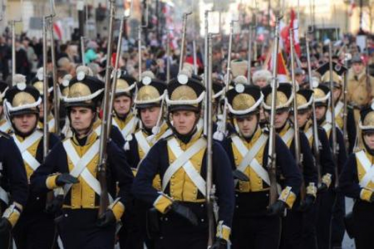 Członkowie grup rekonstrukcji historycznej defilują podczas marszu "Razem dla Niepodległej". Fot. PAP/G. Jakubowski Członkowie grup rekonstrukcji historycznej defilują podczas marszu "Razem dla Niepodległej". Fot. PAP/G. Jakubowski