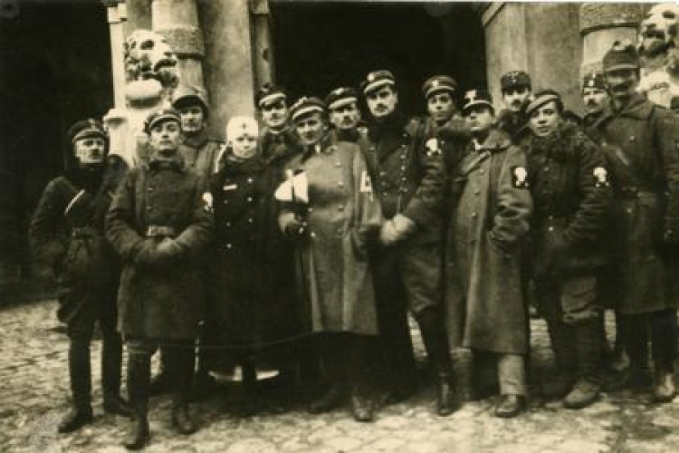 Oddział "straceńcow" por. Romana Abrahama przed ratuszem we Lwowie. 22 listopada 1918 r. Fot. CAW