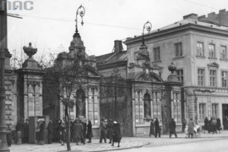 Brama Uniwersytetu Warszawskiego. 1933 r. Fot. NAC