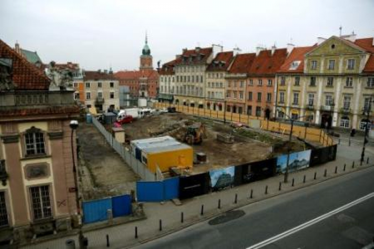 Wstrzymano budowę biurowca przy ulicach Podwale, Senatorska, Miodowa w Warszawie. Fot. PAP/T. Gzell