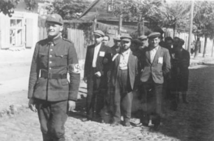 Litewski policjant prowadzący grupę wileńskich Żydów. Lipiec 1941 r. Fot. Wikipedia, na licencji Commons:Bundesarchiv. 