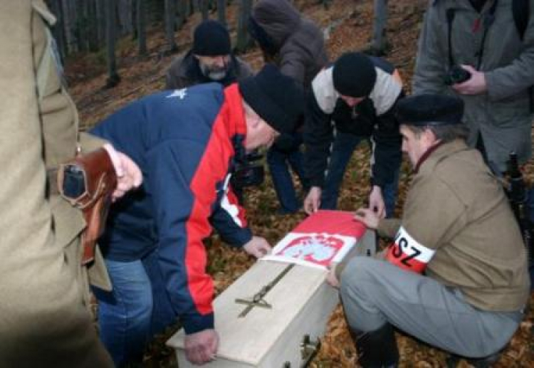 Ekshumacja szczątków plut. Edwarda Biesoka ps. „Edek” na Błatniej (gmina Brenna). 18 listopada 2013 r. Źródło: IPN