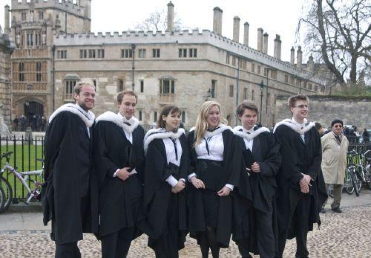 Oxford. Studenci na Radcliffe Square. Fot. PAP/J. Ochoński