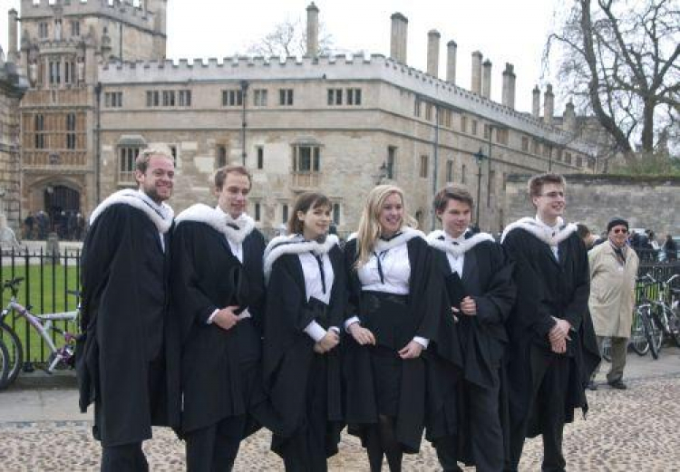 Oxford. Studenci na Radcliffe Square. Fot. PAP/J. Ochoński Oxford. Studenci na Radcliffe Square. Fot. PAP/J. Ochoński