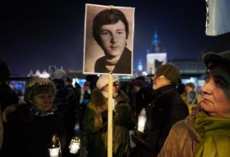 Rocznica wprowadzenia stanu wojennego w Gdańsku; portret zamordowanego Antoniego Browarczyka. Fot. PAP/A. Warżaw Rocznica wprowadzenia stanu wojennego w Gdańsku; portret zamordowanego Antoniego Browarczyka. Fot. PAP/A. Warżaw