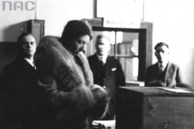Halina Konopacka-Matuszewska podczas głosowania w lokalu komisji wyborczej przy ulicy Nowowiejskiej. 1930 r. Fot. NAC