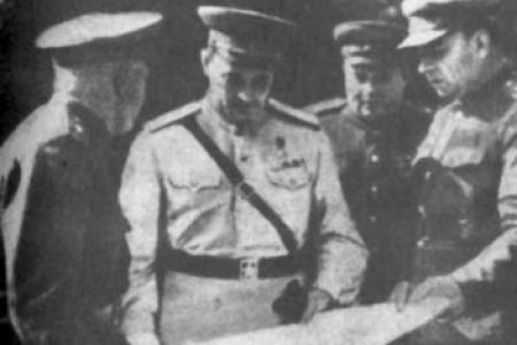 Gen. Iwan Czerniachowski (drugi z lewej), dowódca 3. Frontu Białoruskiego. Źródło: IPN