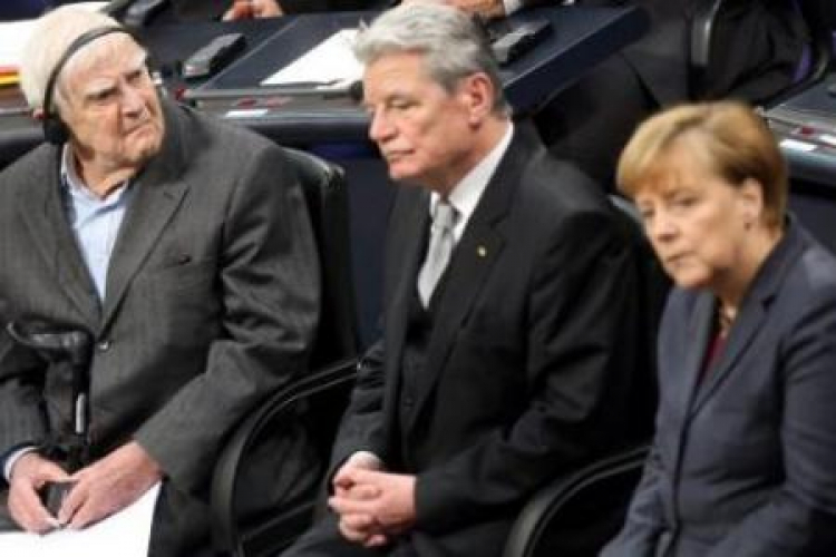 Pisarz Daniił Granin, prezydent Joachim Gauck i kanclerz Angela Merkel. Fot. PAP/EPA