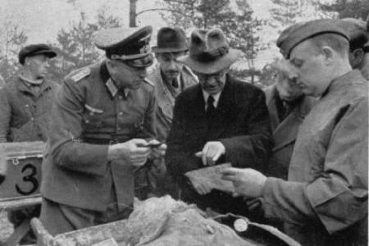 Były premier Polski Leon Kozłowski w czasie identyfikacji zwłok polskich oficerów. Katyń, 04.1943 r. Fot. PAP/CAF/Arch. 
