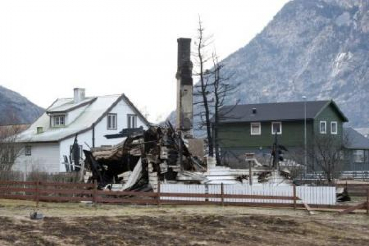 Zniszczone zabytkowe domy w norweskiej wsi Laerdalsoyri. Fot. PAP/EPA