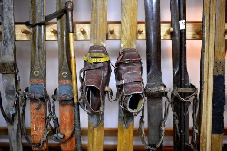 Narty, kijki, buty i wiązania z ekspozycji Muzeum Narciarstwa w Cieklinie. Fot. PAP/D. Delmanowicz