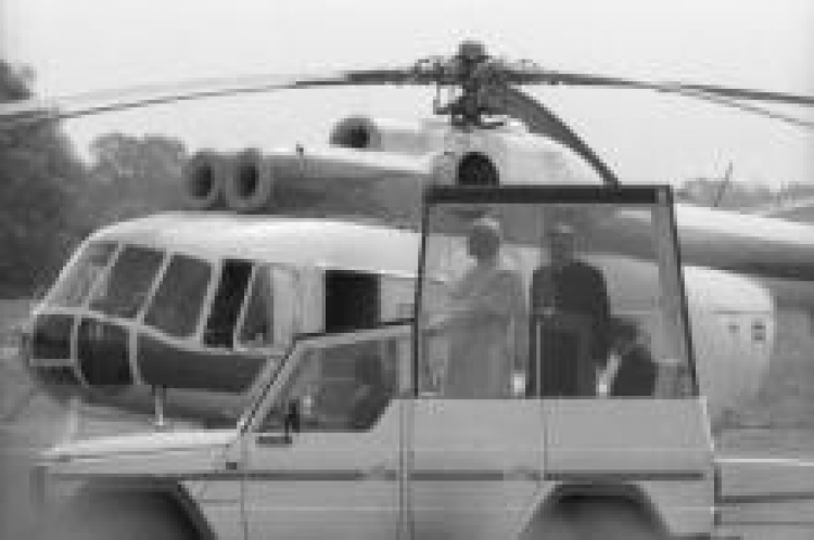 Papież Jan Paweł II podczas piegrzymki w 1987 r. W tle śmigłowiec Mi-8. Fot. PAP/Z.Matuszewski